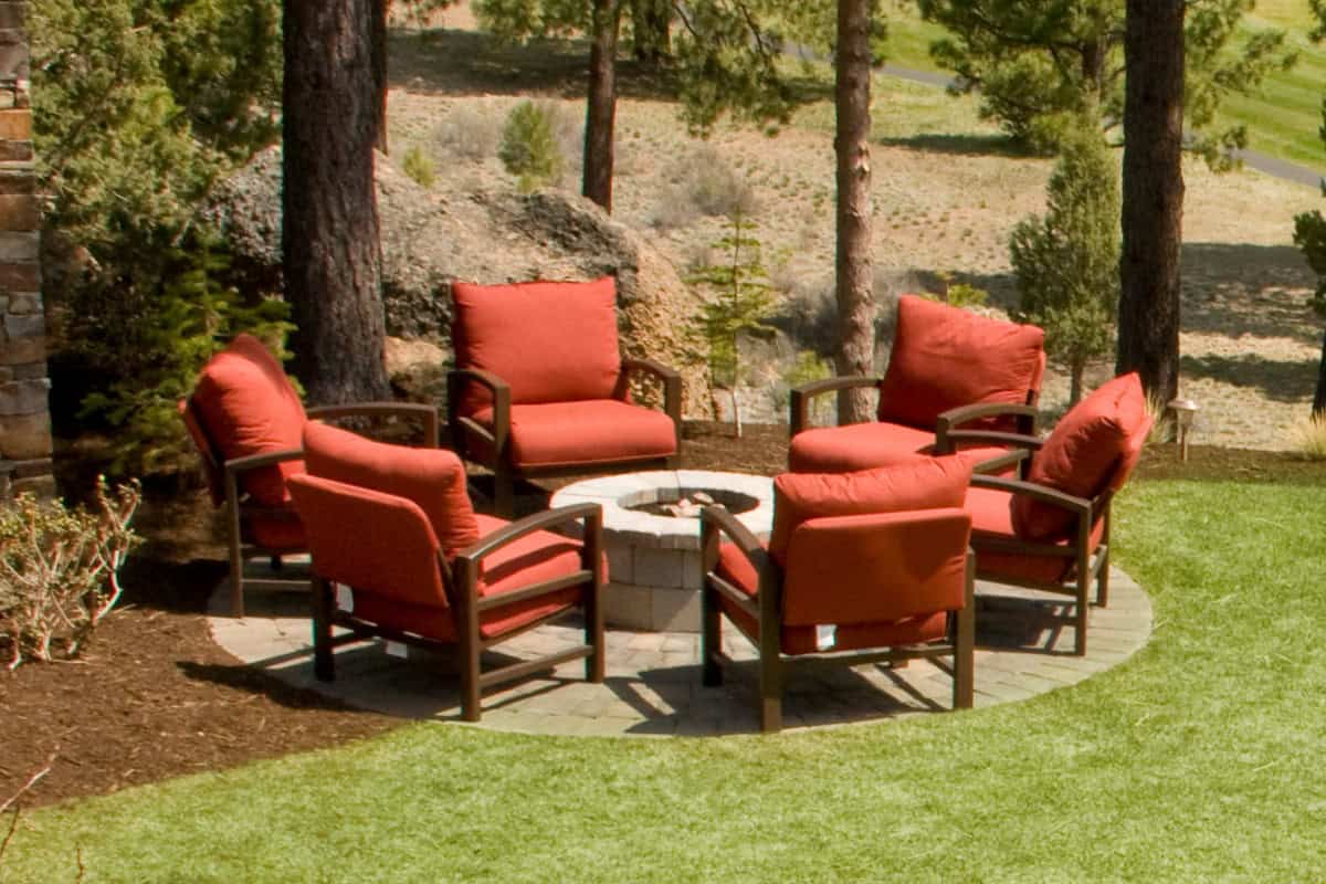 how-many-fire-pit-bricks-main Image of a small outdoor fire pit and chairs for a blog post covering how many fire pit brick you will need when buying a fire pit.